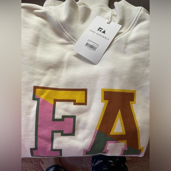 NEW- 3 FREE ASSEMBLY 
2025 Sweatshirts-Assorted Colors 
$ 5 each Kids XL - Picture 5 of 13